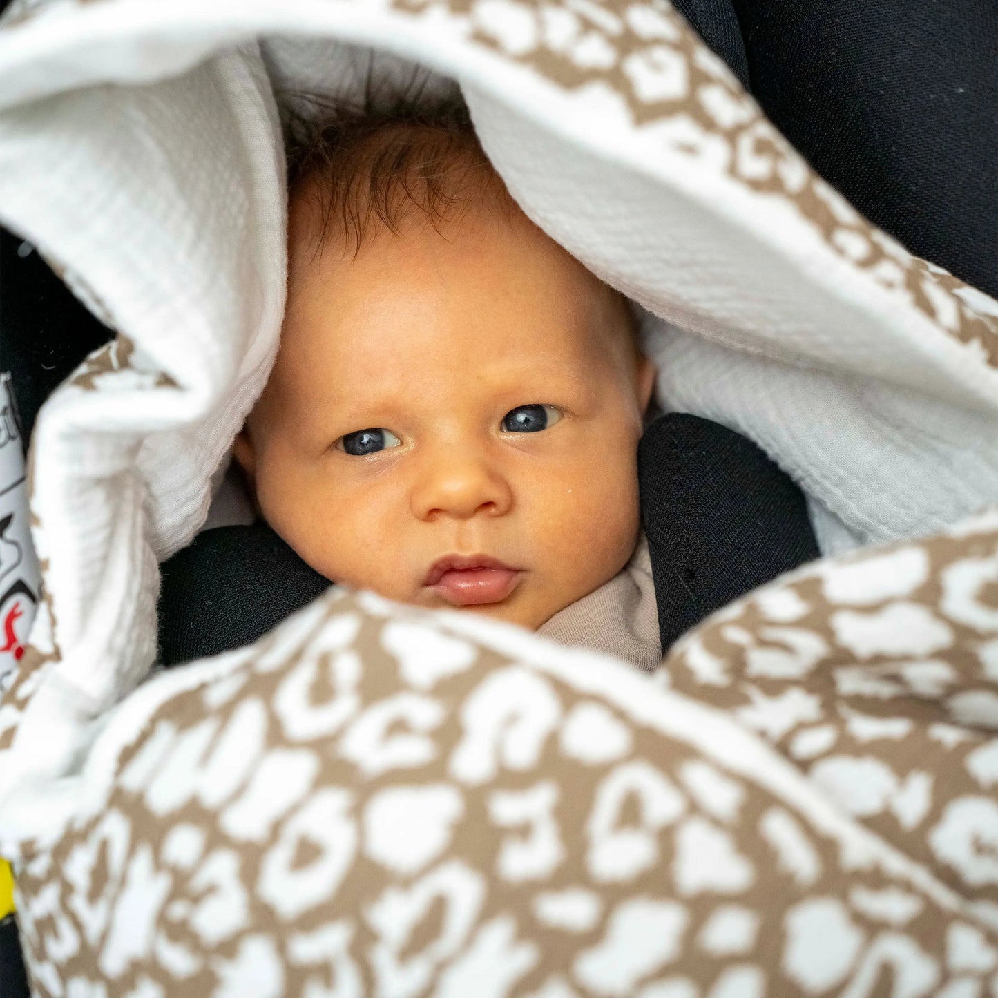 Einschlagdecke Musselin Leo - 2.5 TOG Einschlagdecke für Babyschale & Autositz