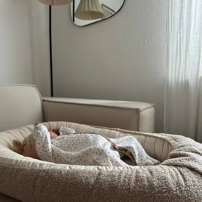 Babynest Bouclé Beige - Mitwachsendes Kuschelnest aus weichem Teddystoff