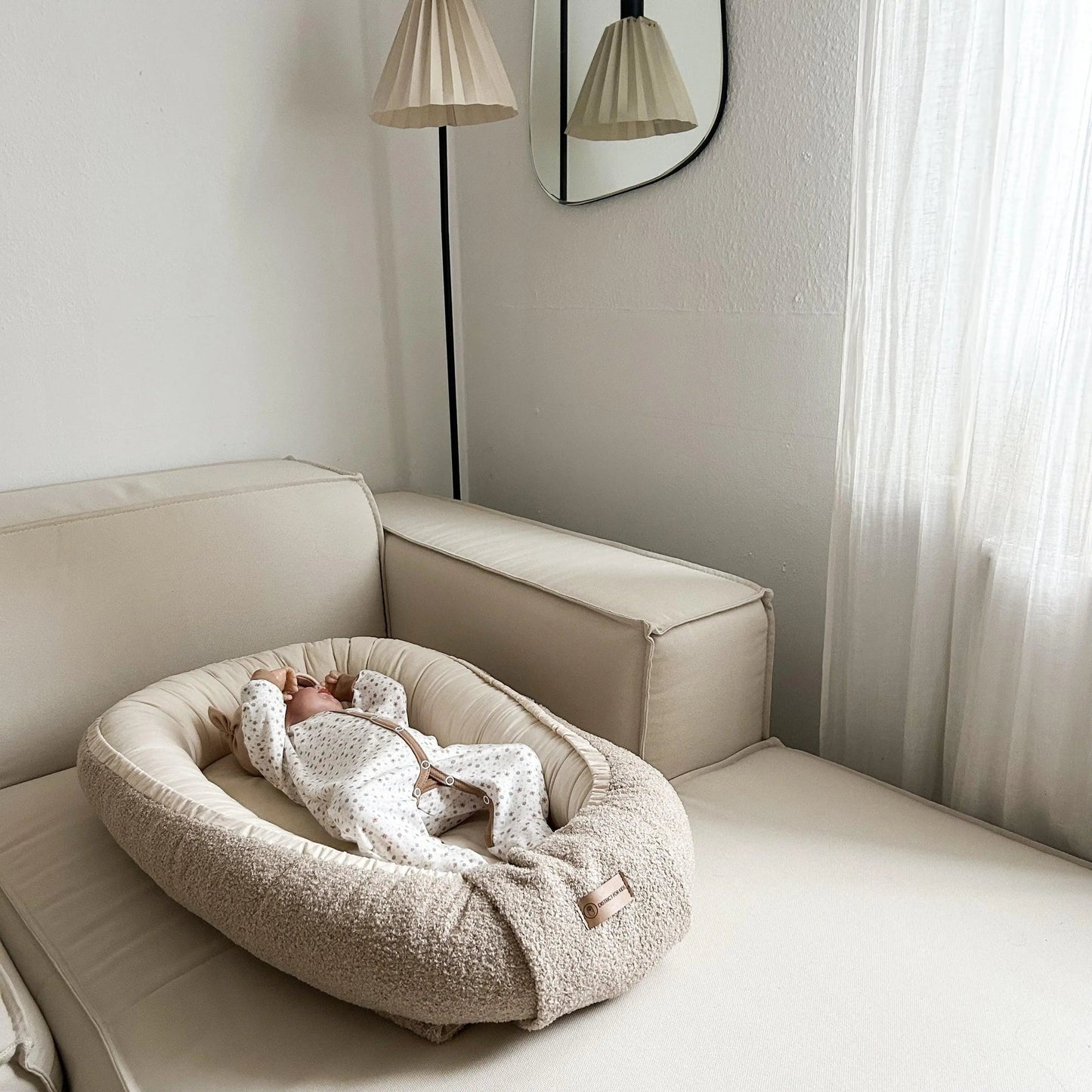 Babynest Bouclé Beige - Mitwachsendes Kuschelnest aus weichem Teddystoff
