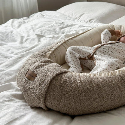 Babynest Bouclé Beige - Mitwachsendes Kuschelnest aus weichem Teddystoff