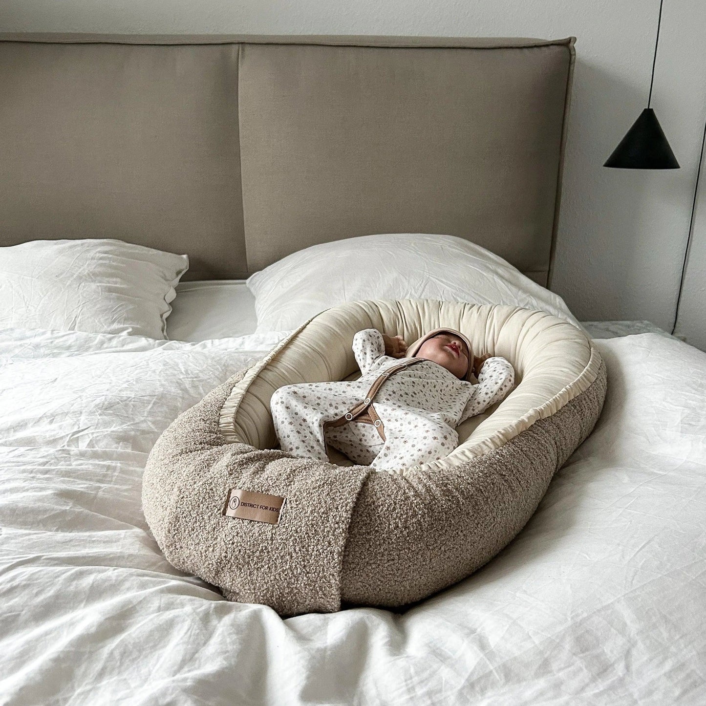 Babynest Bouclé Beige - Mitwachsendes Kuschelnest aus weichem Teddystoff