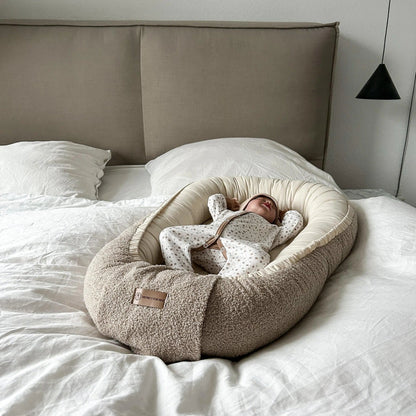 Babynest Bouclé Beige - Mitwachsendes Kuschelnest aus weichem Teddystoff