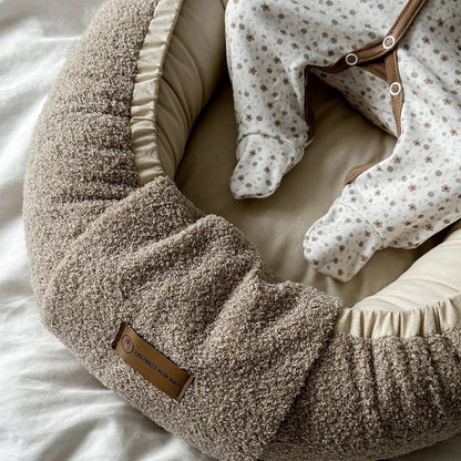 Babynest Bouclé Beige - Mitwachsendes Kuschelnest aus weichem Teddystoff
