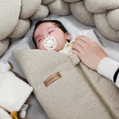 Bettschlange Bouclé geflochten - Weicher Teddy-Bettzopf fürs Baby- & Kinderbett