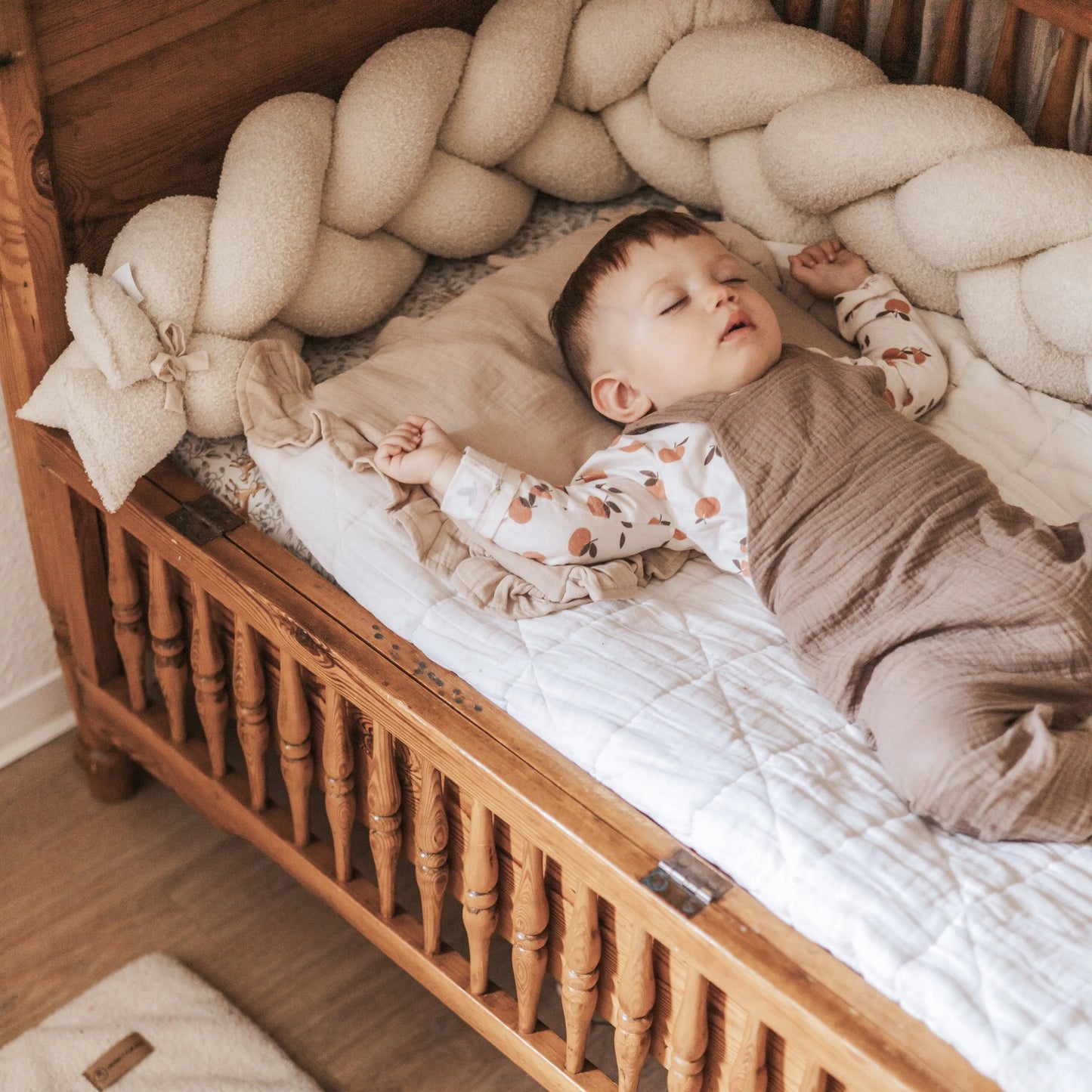 Bettschlange Bouclé geflochten - Weicher Teddy-Bettzopf fürs Baby- & Kinderbett