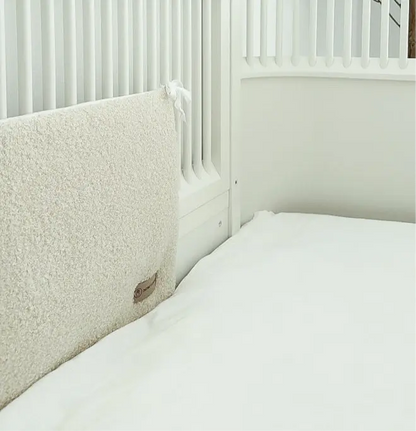 Bettumrandung Bouclé - Weicher Gitterschutz und Nestchen für Beistellbett und Babybett
