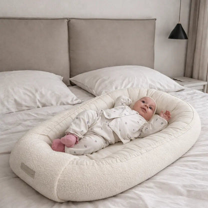 Babynest Bouclé Beige - Mitwachsendes Kuschelnest aus weichem Teddystoff
