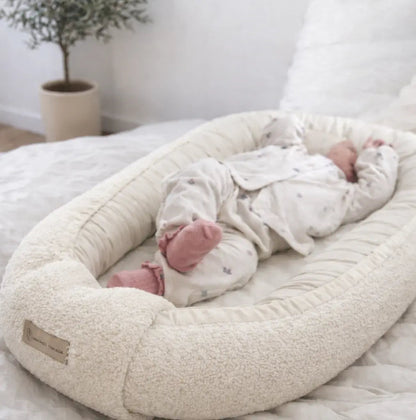Babynest Bouclé Beige - Mitwachsendes Kuschelnest aus weichem Teddystoff