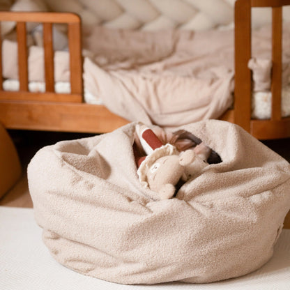 Sitzsack Bouclé mit Stauraum - Teddy-Sitzkissen "Hide & Seat" fürs Kinderzimmer