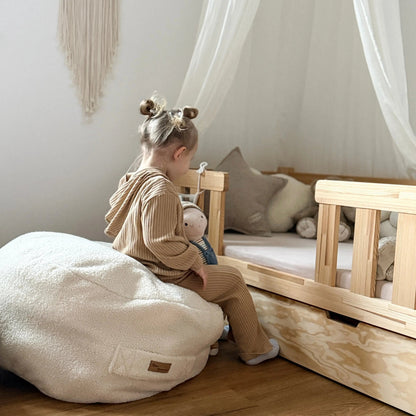Sitzsack Bouclé mit Stauraum - Teddy-Sitzkissen "Hide & Seat" fürs Kinderzimmer