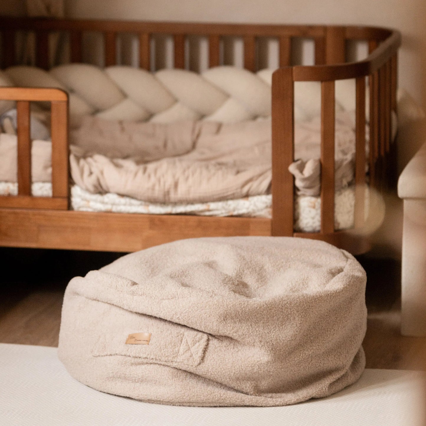Sitzsack Bouclé mit Stauraum - Teddy-Sitzkissen "Hide & Seat" fürs Kinderzimmer
