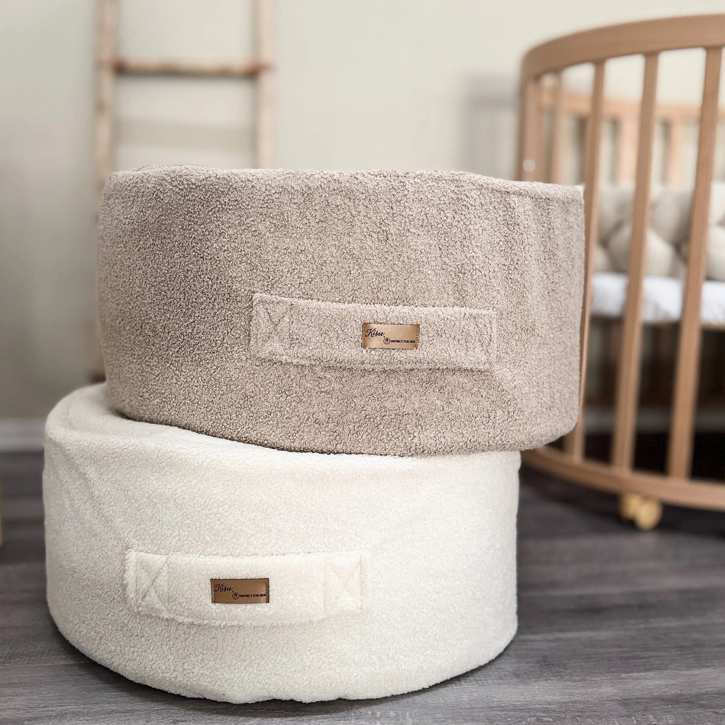 Sitzsack Bouclé mit Stauraum - Teddy-Sitzkissen "Hide & Seat" fürs Kinderzimmer