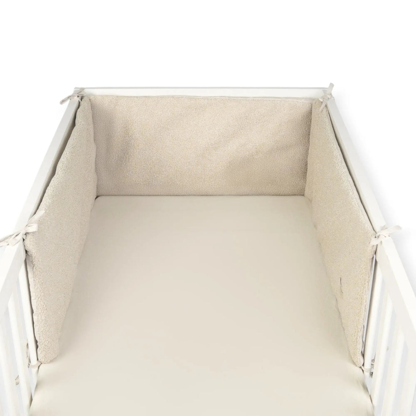 Bettumrandung Bouclé - Weicher Gitterschutz und Nestchen für Beistellbett und Babybett