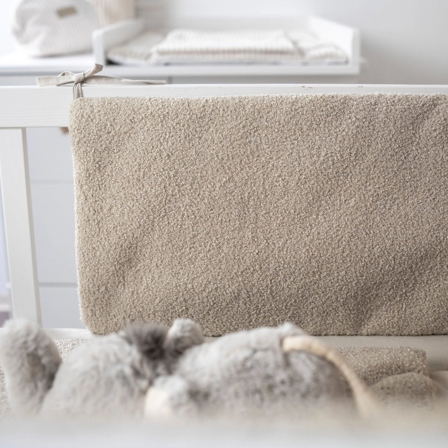 Bettumrandung Bouclé - Weicher Gitterschutz und Nestchen für Beistellbett und Babybett