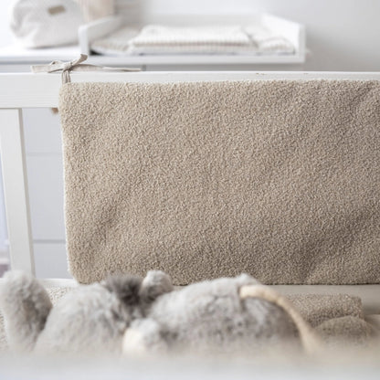 Bettumrandung Bouclé - Weicher Gitterschutz und Nestchen für Beistellbett und Babybett