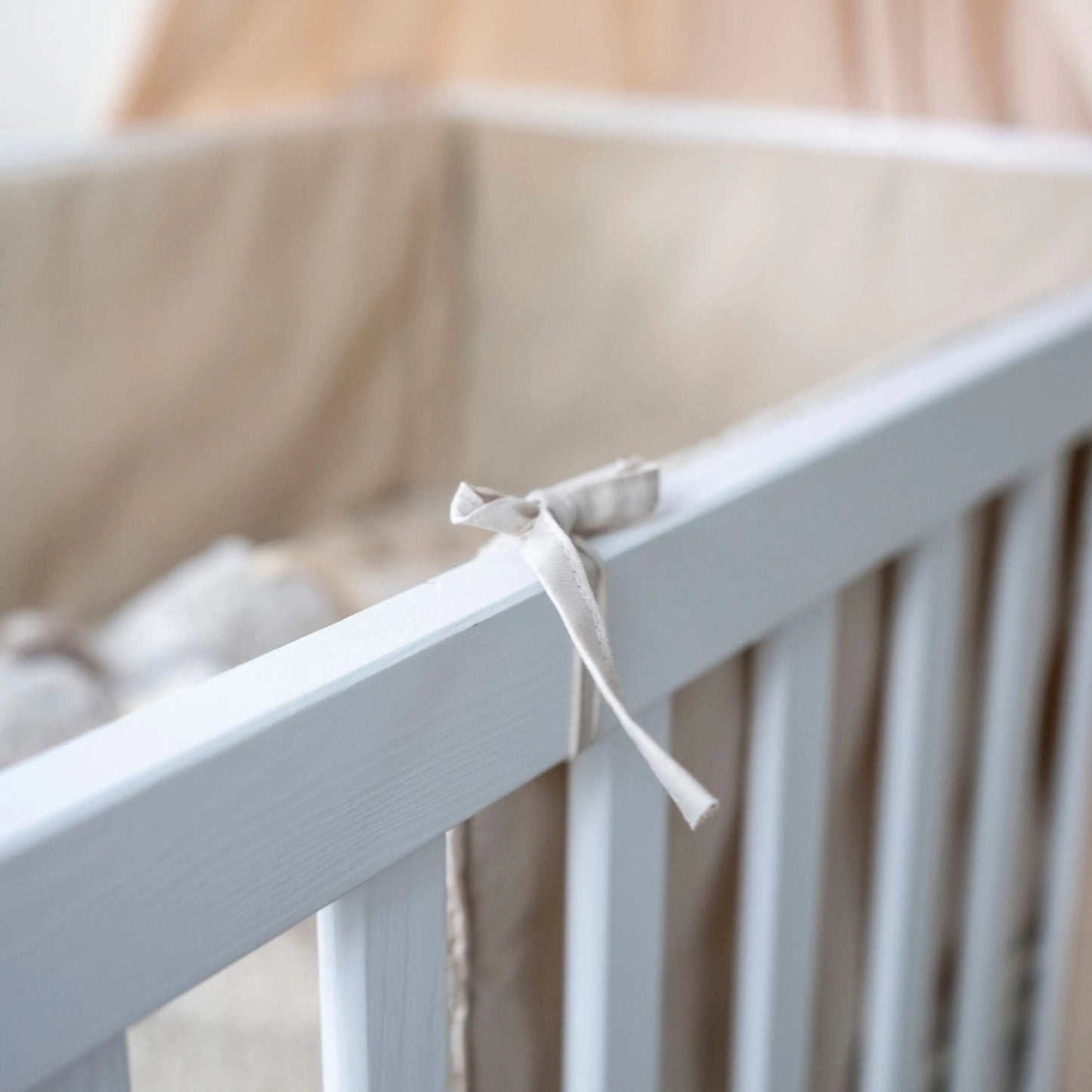 Bettumrandung Bouclé - Weicher Gitterschutz und Nestchen für Beistellbett und Babybett