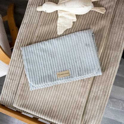 Windeltasche Cord mit Wickelunterlage - Praktische 2-in-1 Wickelunterlage für unterwegs
