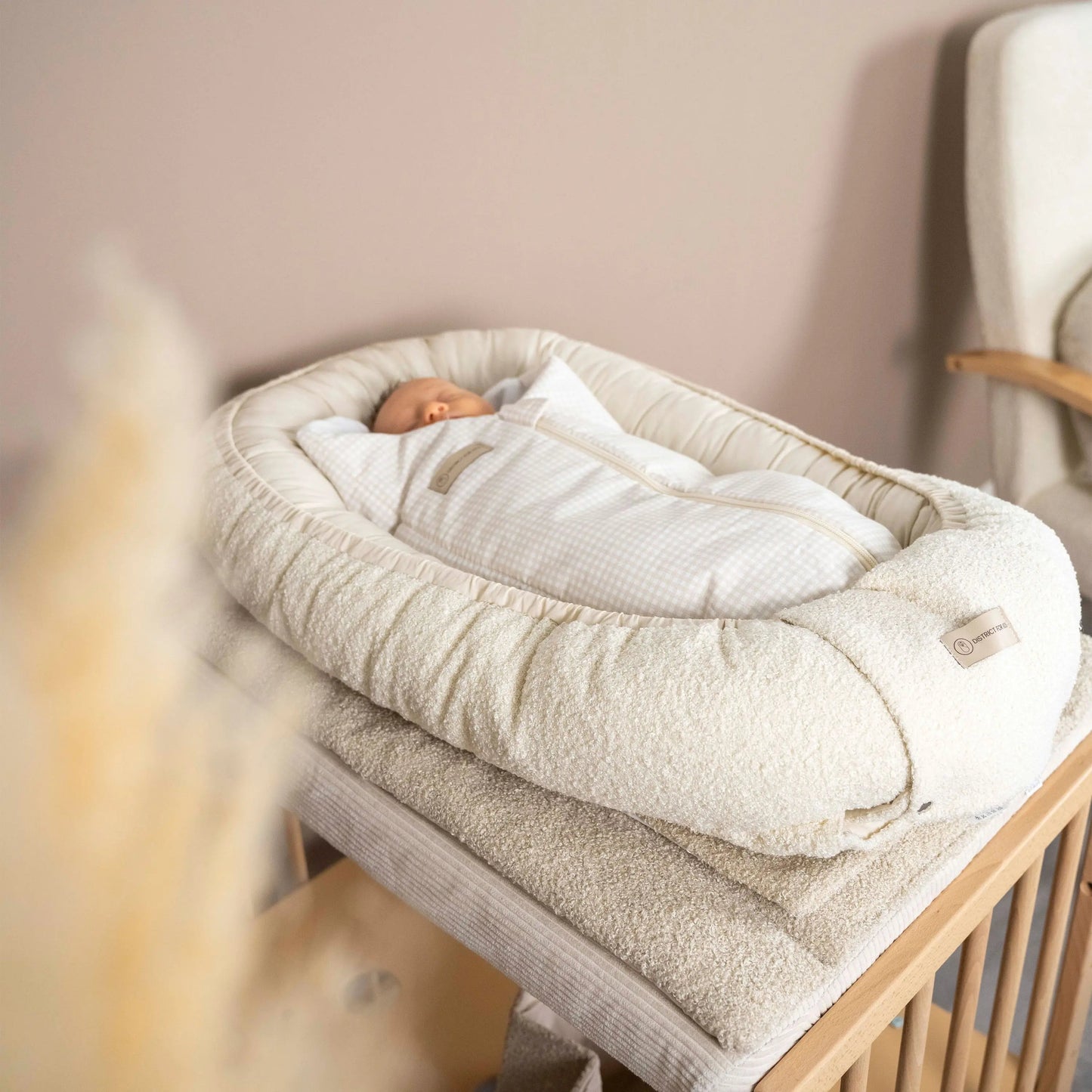 Babynest Bouclé Beige - Mitwachsendes Kuschelnest aus weichem Teddystoff