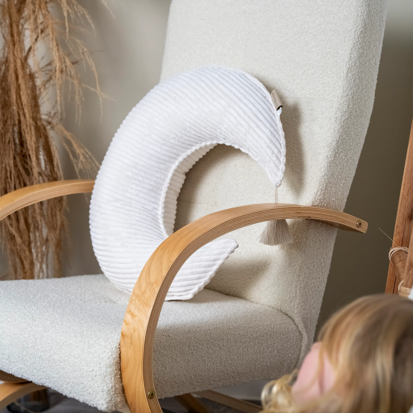 Stillkissen Halbmond Cord - Ergonomisches Still- & Schwangerschaftskissen im modernen Cord-Design