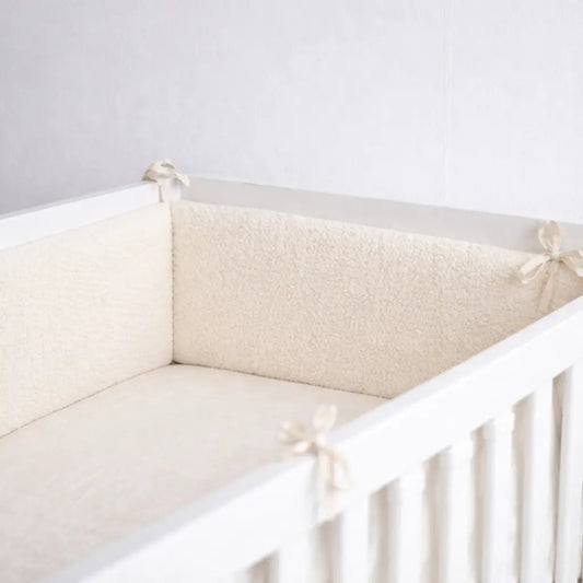 Bettumrandung Bouclé - Weicher Gitterschutz und Nestchen für Beistellbett und Babybett