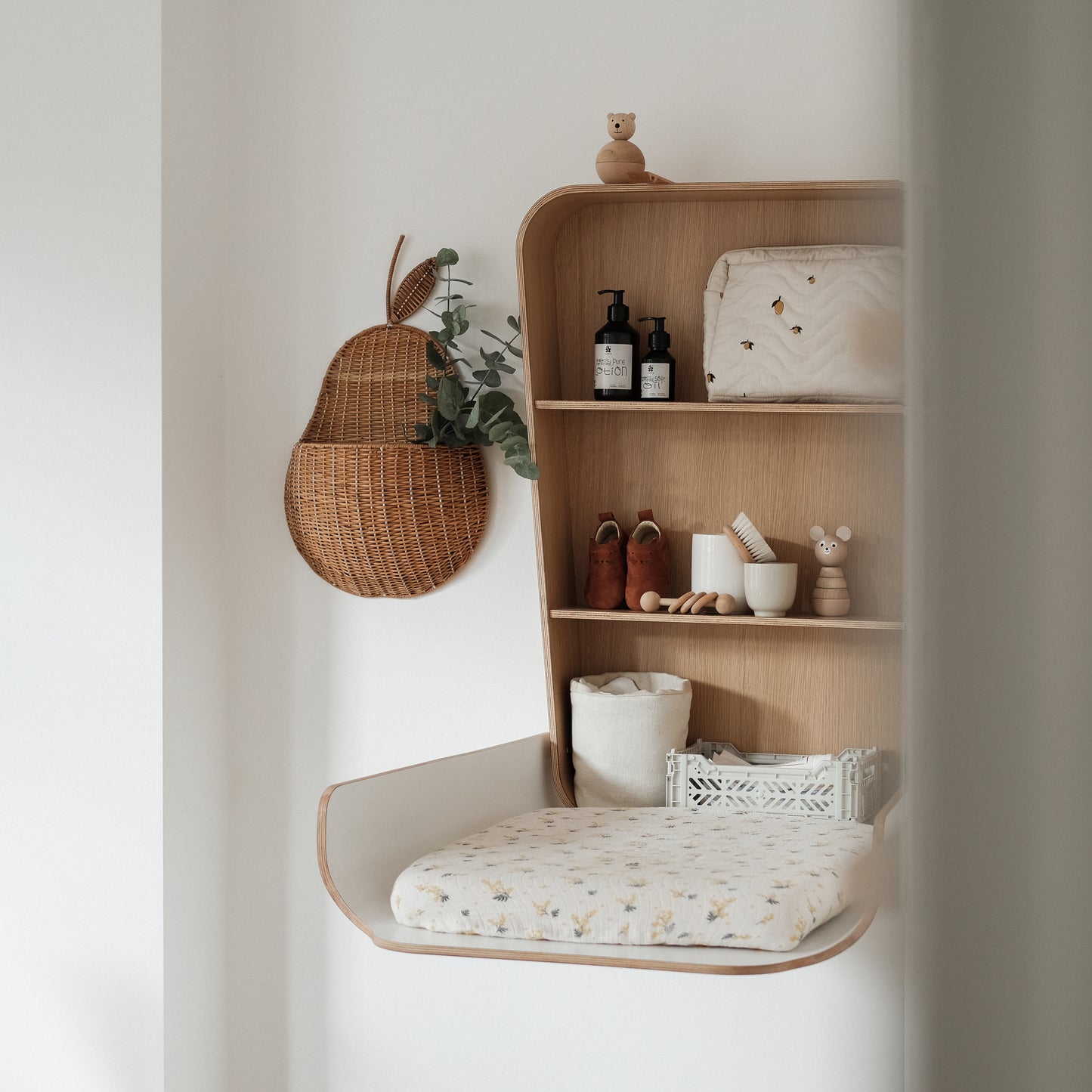 NOGA Wandwickeltisch – Platzsparendes Design-Wunder aus Birkensperrholz