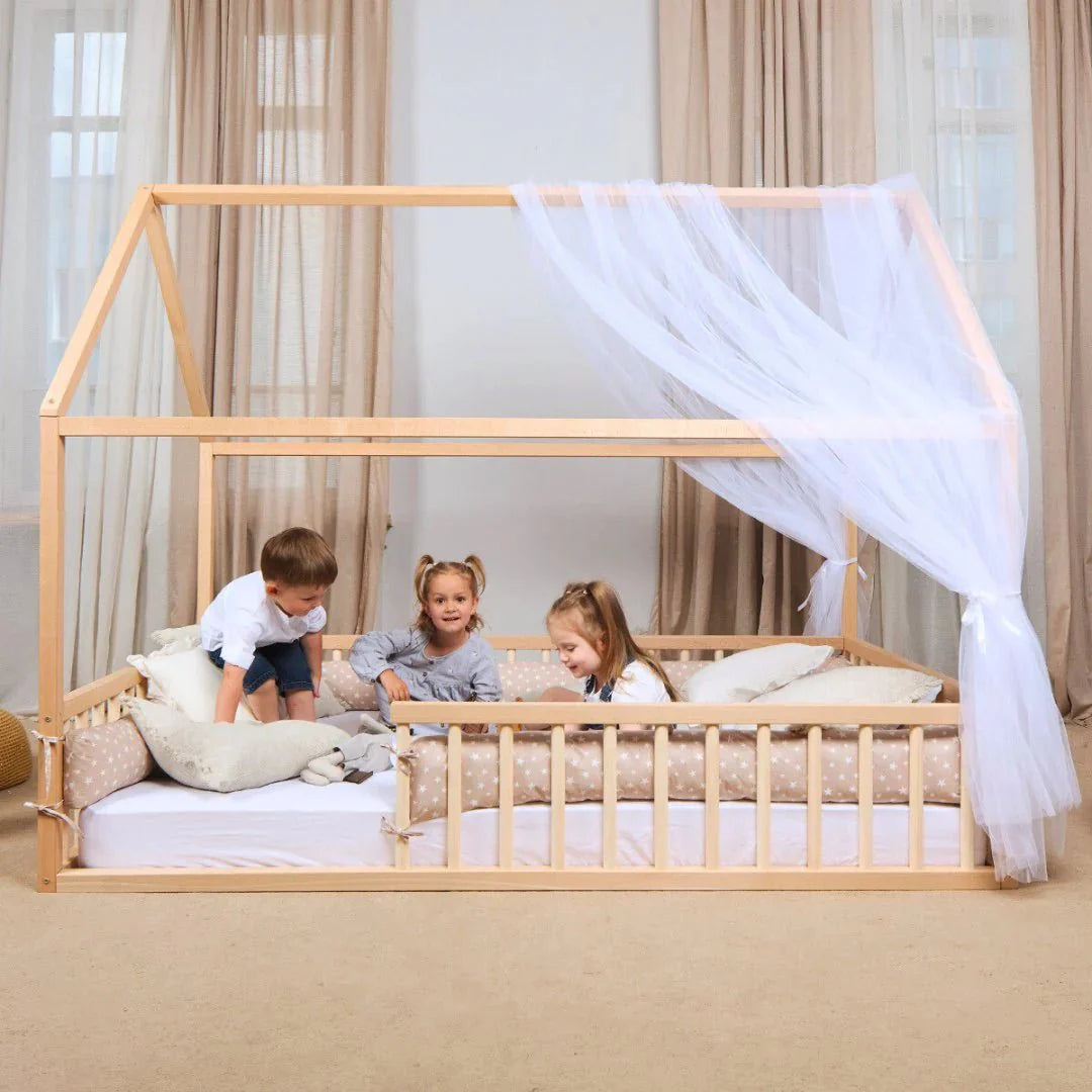 Hausbett Montessori Holz - Bodenbett & Spielbett mit Betthimmel ab 1 Jahr