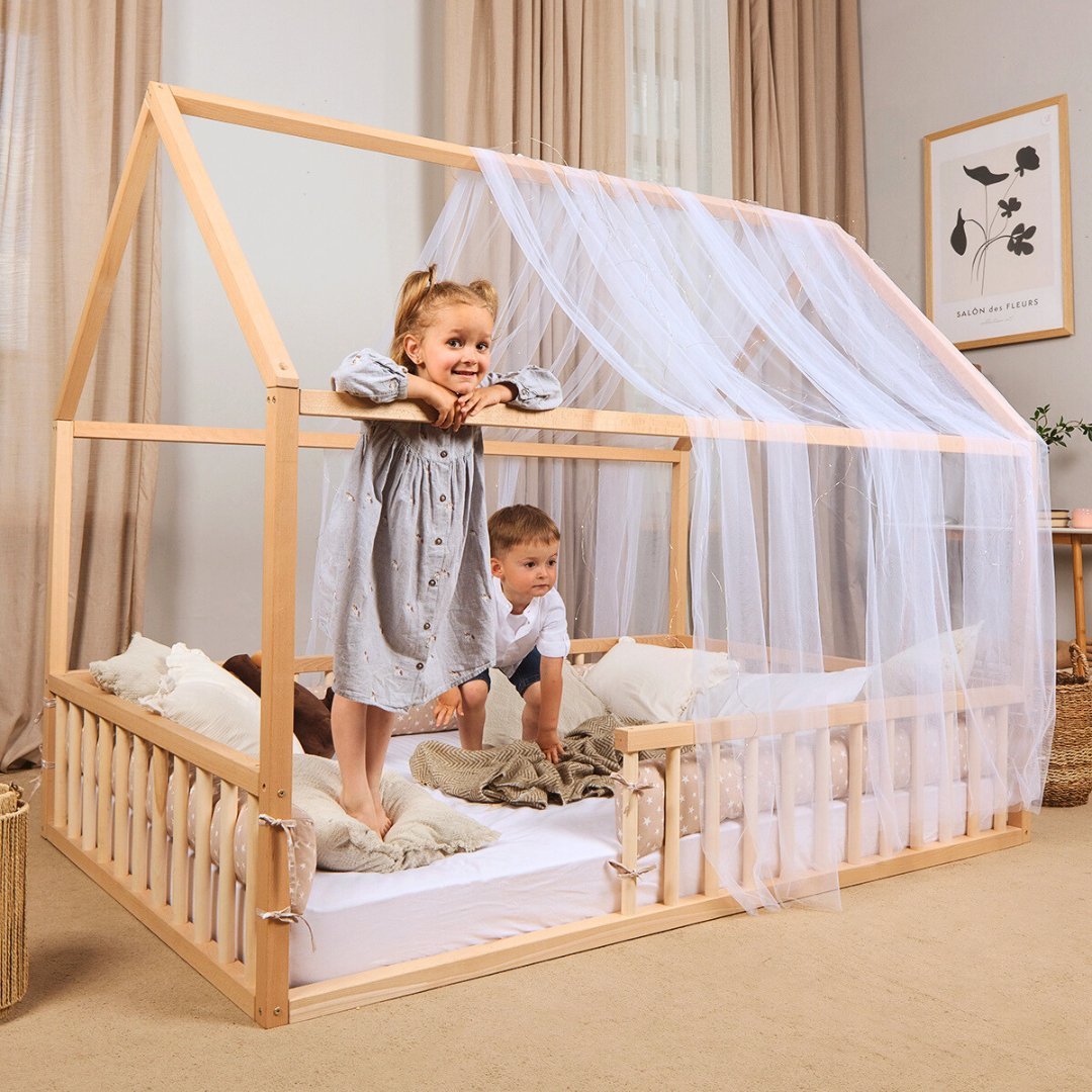 Hausbett Montessori Holz - Bodenbett & Spielbett mit Betthimmel ab 1 Jahr