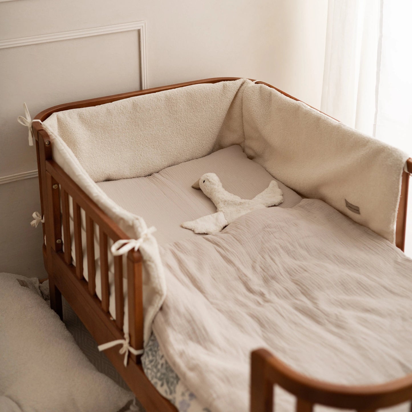 Bettumrandung Bouclé - Weicher Gitterschutz und Nestchen für Beistellbett und Babybett