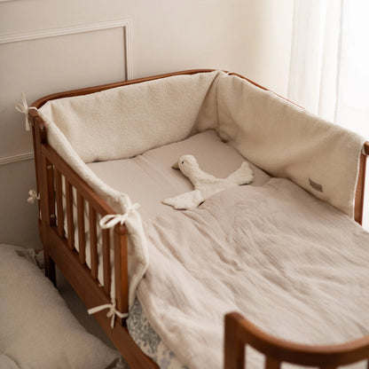 Bettumrandung Bouclé - Weicher Gitterschutz und Nestchen für Beistellbett und Babybett